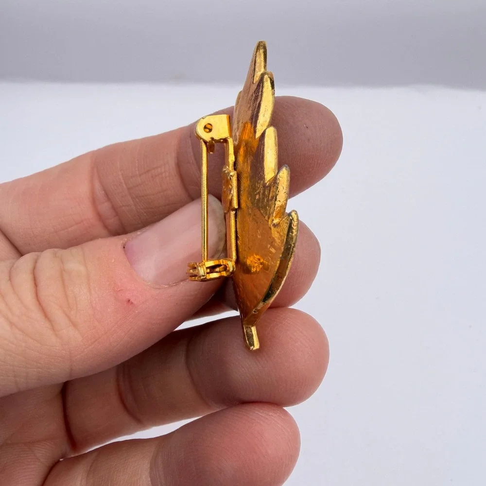 Brooch Leaf Shaped Gold Tone Textured Vintage Jewelry Lapel Hat Bag Pin